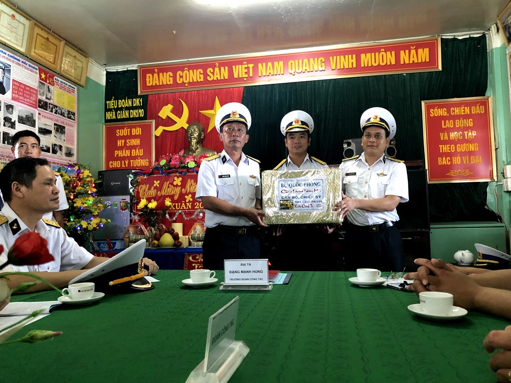 Đại tá Đặng Mạnh Hùng trao quà của Bộ Quốc phòng tặng cán bộ và chiến sĩ DK1/10. Năm 2019, nhà giàn DK1/10 đã khám chữa bệnh và cấp thuốc cho 8 lượt ngư dân, cung cấp 10.000 lít nước ngọt, gạo, nhu yếu phẩm cho ngư dân, xây dựng tình cảm tốt đẹp giữa ngư dân và đơn vị.